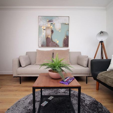 Spacious 5 Bedroom | With Fenced Backyard Newport  Extérieur photo