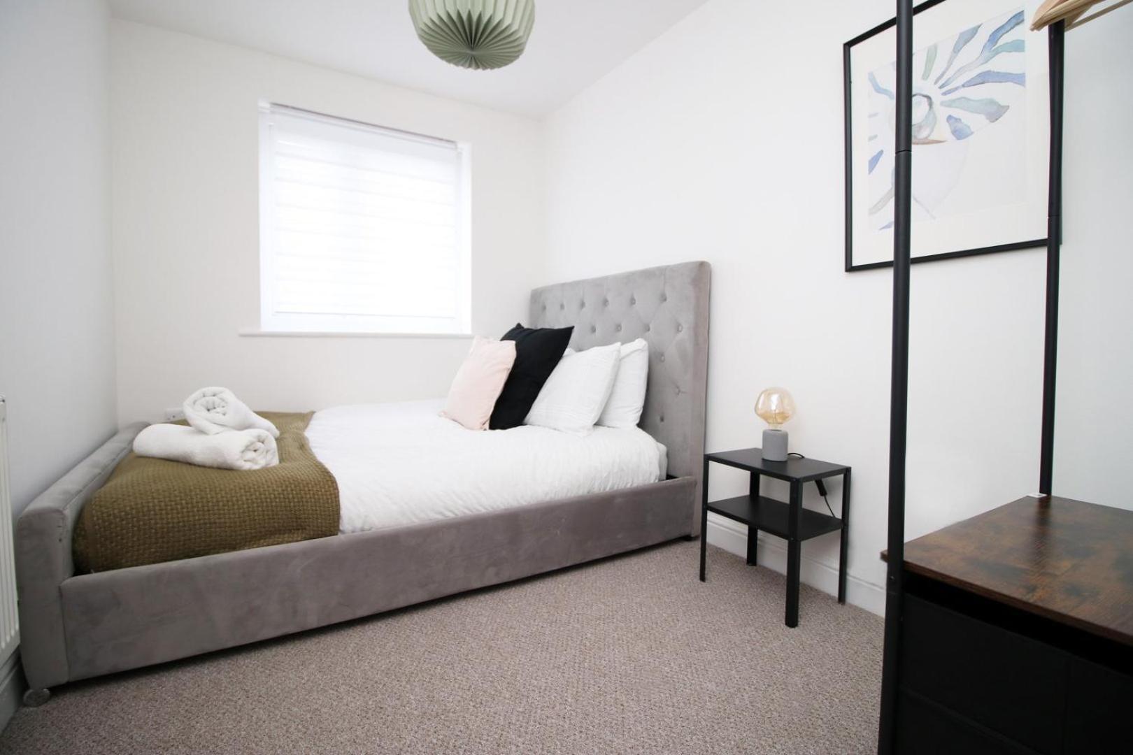 Spacious 5 Bedroom | With Fenced Backyard Newport  Extérieur photo
