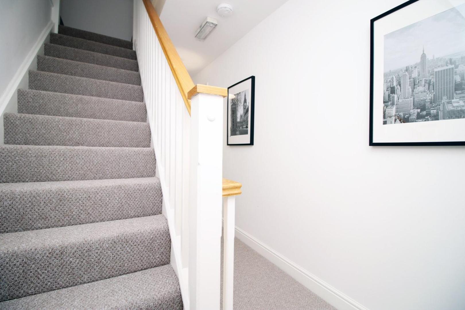 Spacious 5 Bedroom | With Fenced Backyard Newport  Extérieur photo