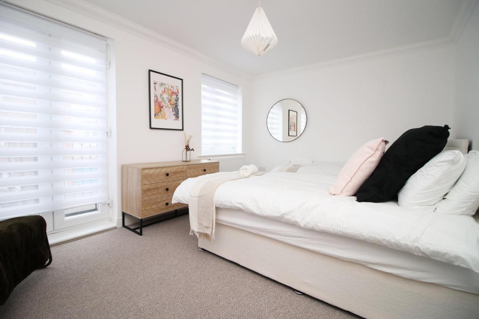 Spacious 5 Bedroom | With Fenced Backyard Newport  Extérieur photo
