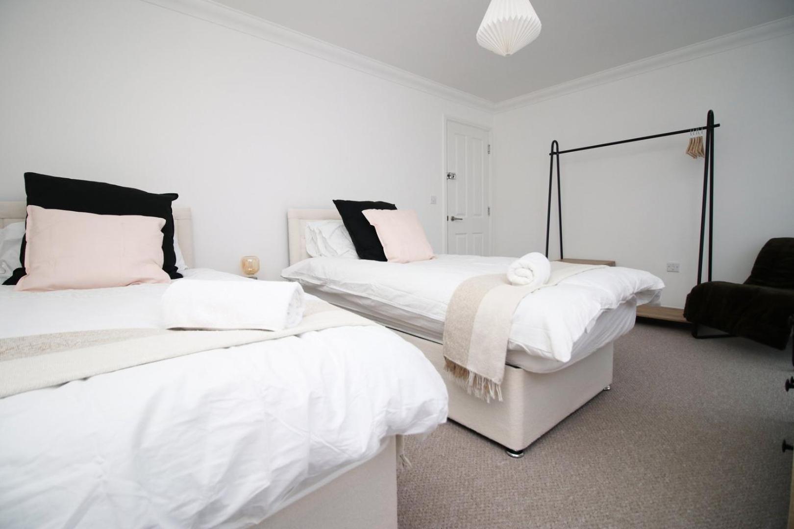 Spacious 5 Bedroom | With Fenced Backyard Newport  Extérieur photo