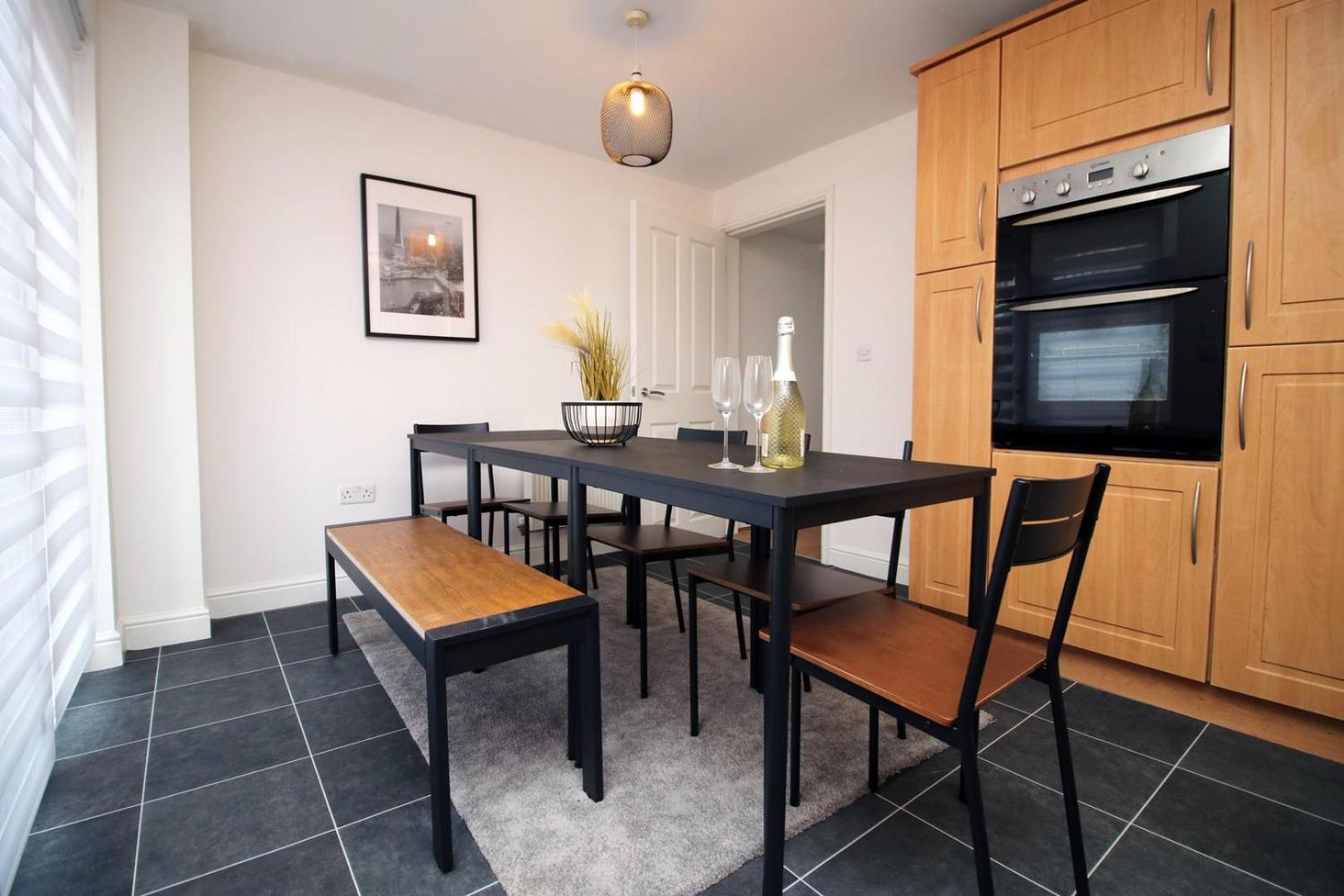 Spacious 5 Bedroom | With Fenced Backyard Newport  Extérieur photo