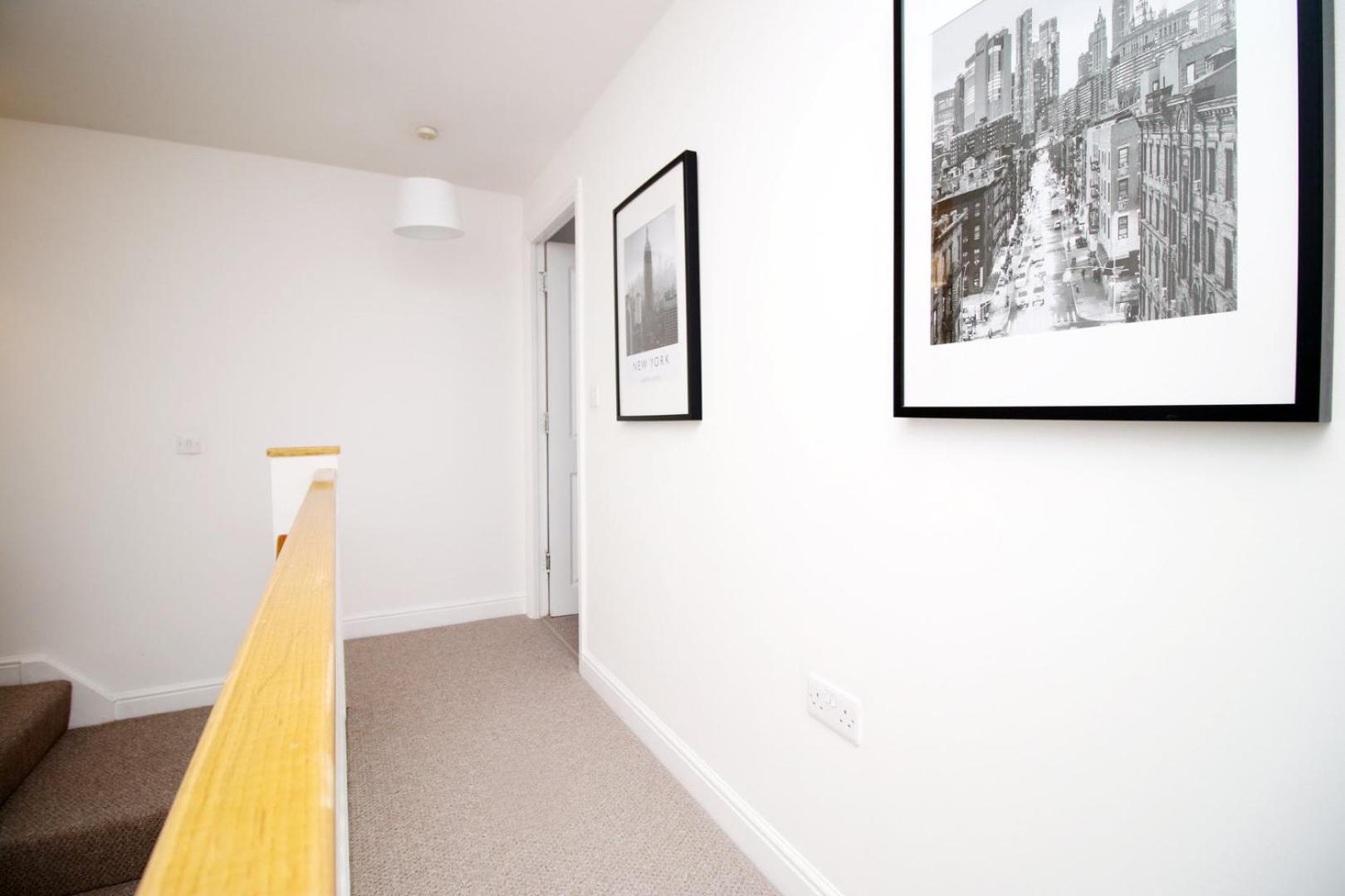Spacious 5 Bedroom | With Fenced Backyard Newport  Extérieur photo