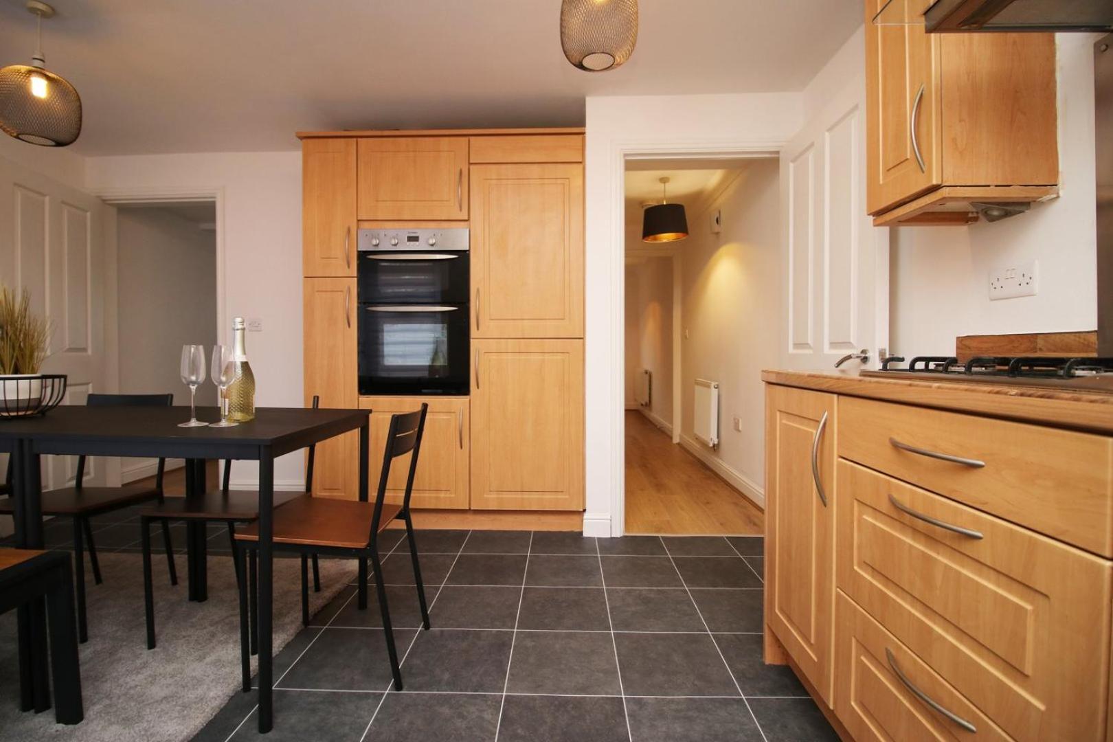 Spacious 5 Bedroom | With Fenced Backyard Newport  Extérieur photo