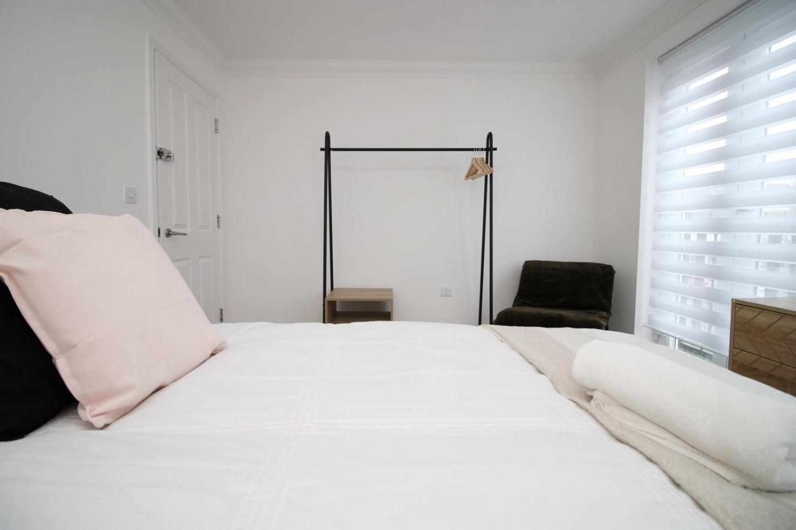 Spacious 5 Bedroom | With Fenced Backyard Newport  Extérieur photo