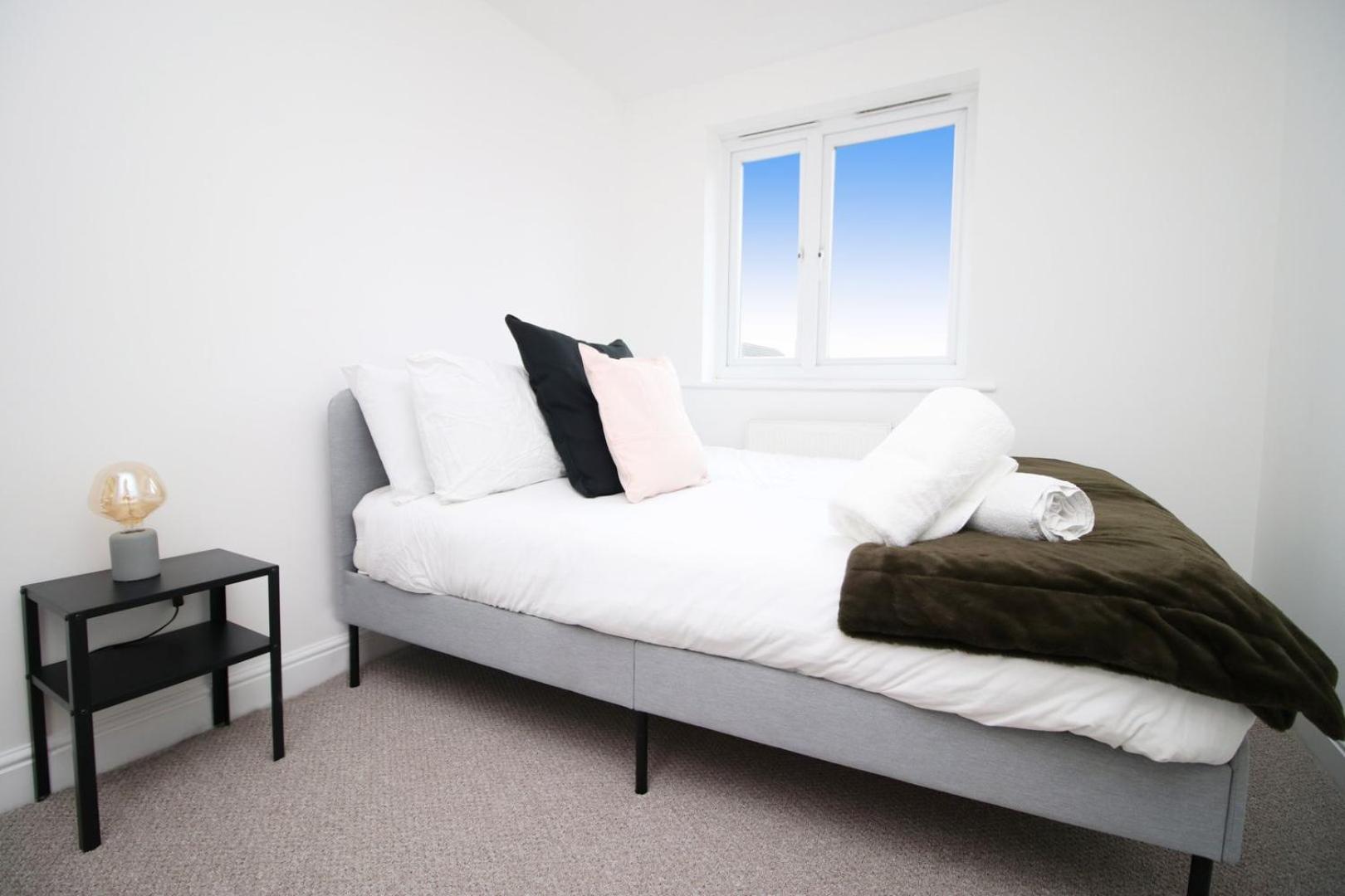 Spacious 5 Bedroom | With Fenced Backyard Newport  Extérieur photo