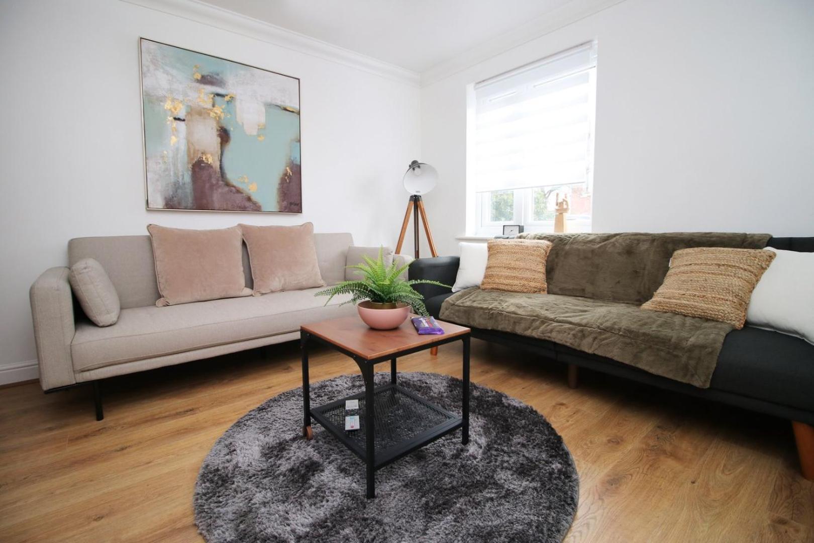 Spacious 5 Bedroom | With Fenced Backyard Newport  Extérieur photo