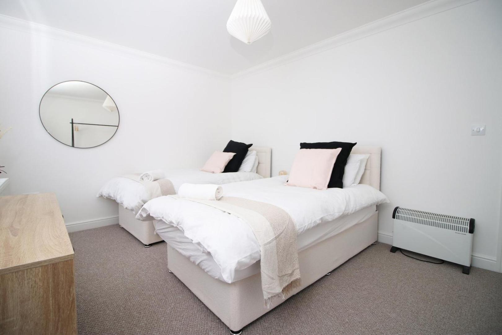 Spacious 5 Bedroom | With Fenced Backyard Newport  Extérieur photo