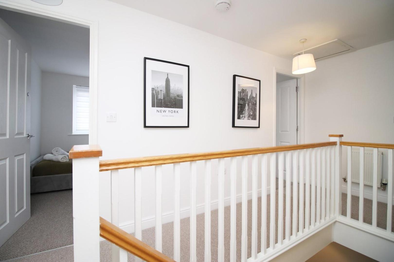 Spacious 5 Bedroom | With Fenced Backyard Newport  Extérieur photo