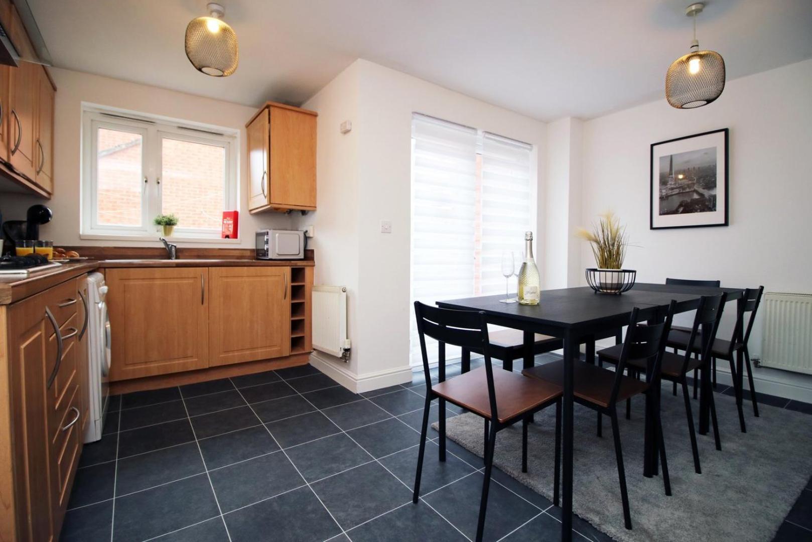 Spacious 5 Bedroom | With Fenced Backyard Newport  Extérieur photo
